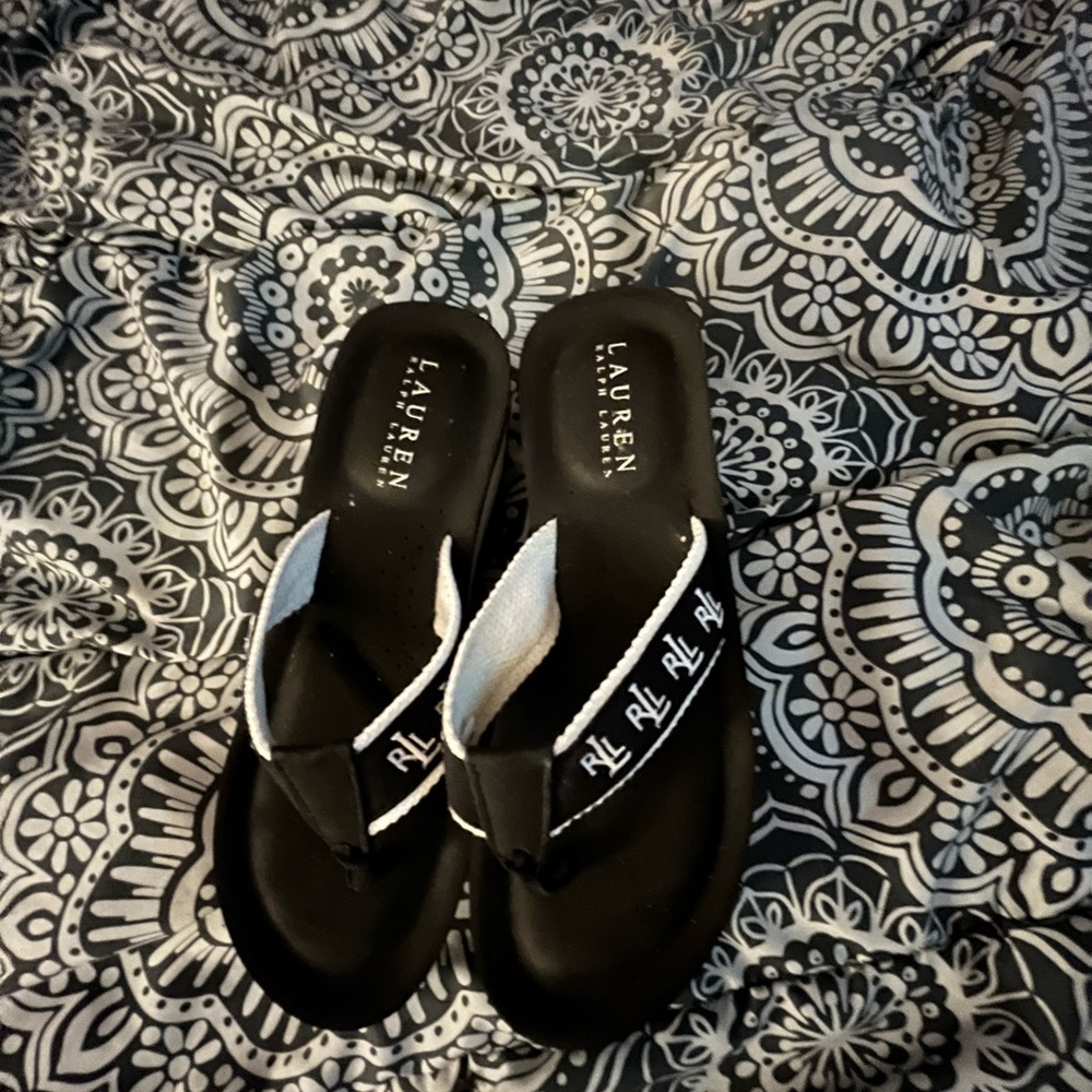 These are Ralph Lauren sandals size 7, they are really comfortable on your feet.